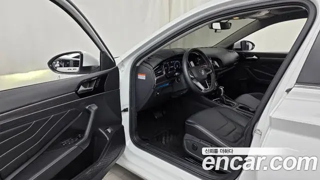 Volkswagen Jetta 2023 — Şəkil 28/34