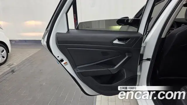 Volkswagen Jetta 2023 — Şəkil 10/34