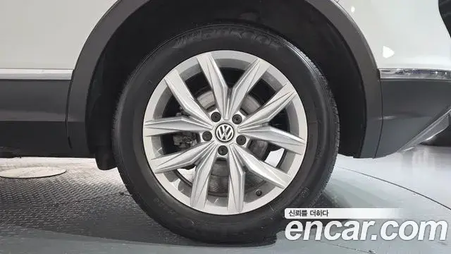 Volkswagen Tiguan 2018 — Photo 24/32