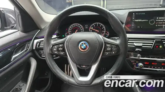 BMW 5 Series 2018 — Фото 13/20