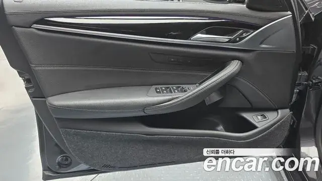BMW 5 Series 2018 — Photo 20/32