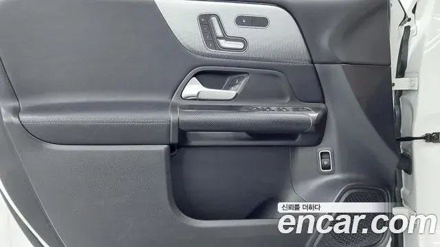 Mercedes-Benz GLB-Class 2021 — Şəkil 12/17