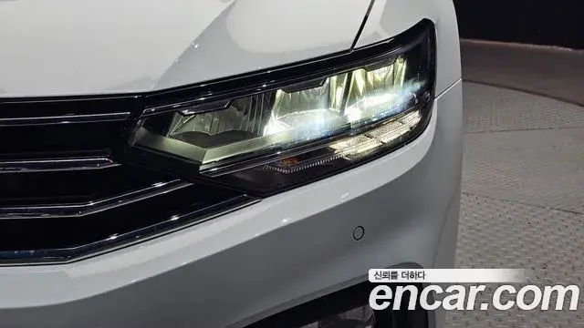 Volkswagen Passat GT 2022 — Şəkil 12/30