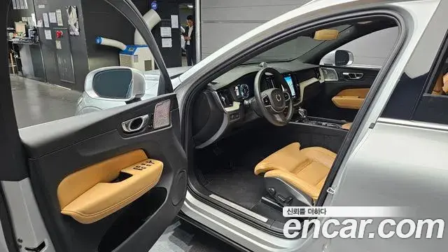 Volvo XC60 2020 — Фото 10/20