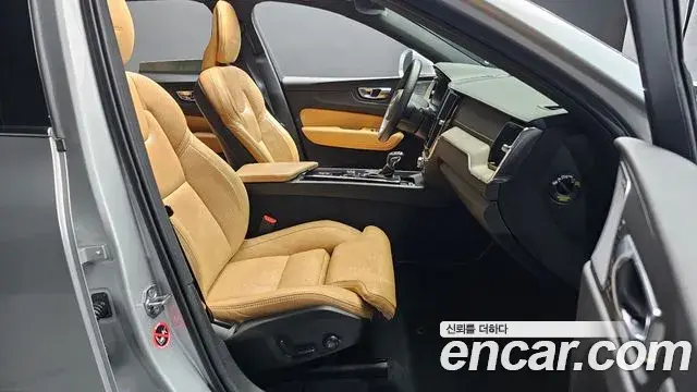 Volvo XC60 2020 — Фото 11/20