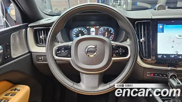 Volvo XC60 2020 — Фото 13/20