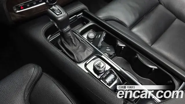 Volvo XC90 2018 — Şəkil 18/20