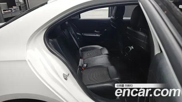 Mercedes-Benz A-Class 2020 — Photo 9/30