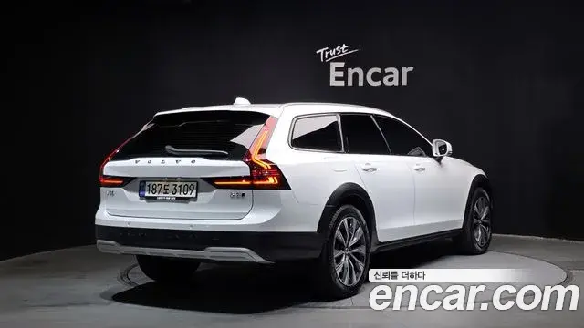 Volvo V90 Cross Country 2023 — Şəkil 8/31