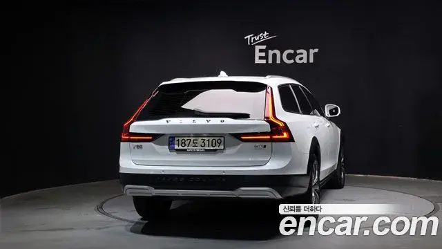 Volvo V90 Cross Country 2023 — Şəkil 1/31
