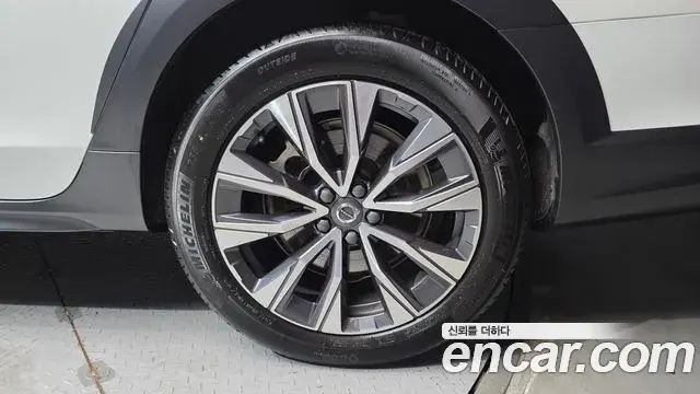 Volvo V90 Cross Country 2023 — Şəkil 13/31