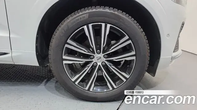 Volvo XC60 2022 — Şəkil 32/32