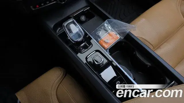 Volvo XC60 2022 — Şəkil 15/32