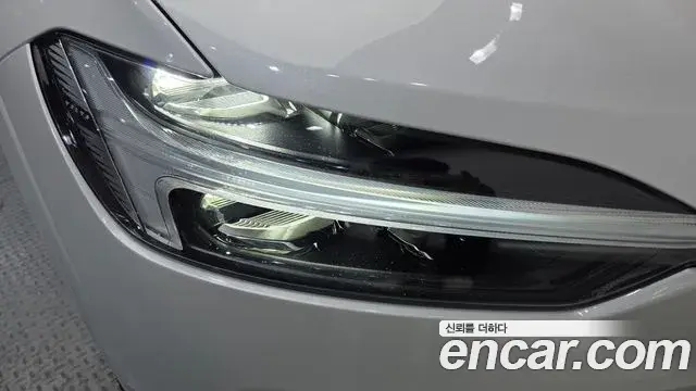 Volvo XC60 2022 — Şəkil 21/32