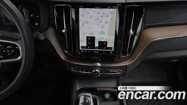 Volvo XC60 2022 — Şəkil 19/32