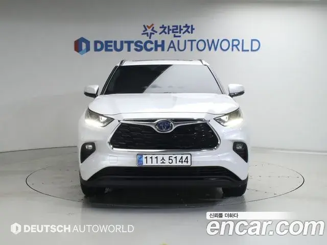 Toyota Highlander 2023 — ფოტო 19/20