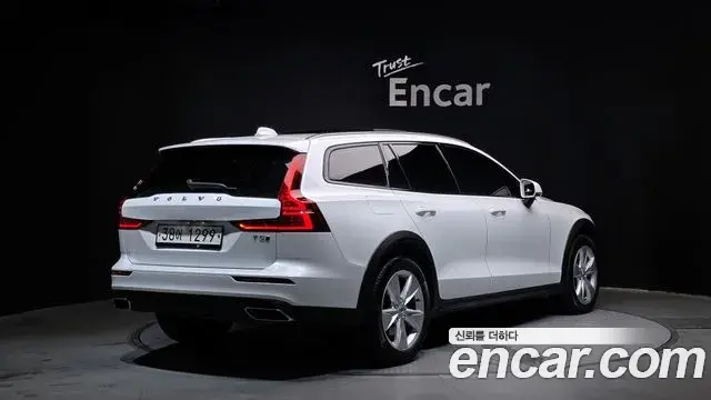 Volvo V60 Cross Country 2019 — Şəkil 17/30