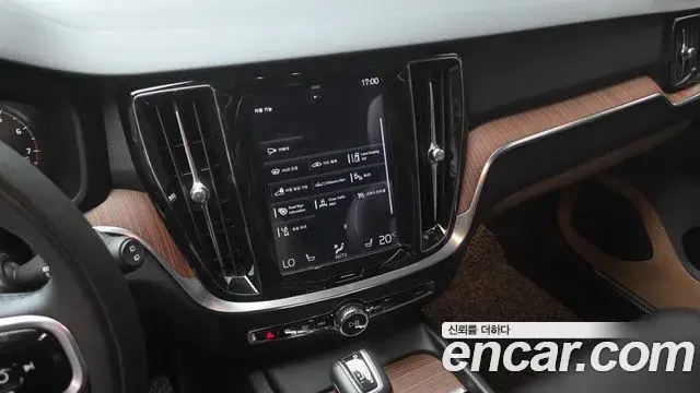 Volvo V60 Cross Country 2019 — Şəkil 10/30