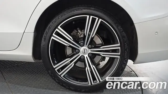 Volvo S60 2021 — Şəkil 3/36