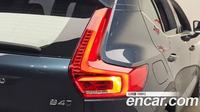 Volvo XC40 2020 — Şəkil 28/33