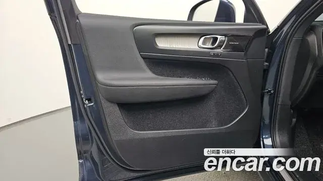 Volvo XC40 2020 — Şəkil 23/33