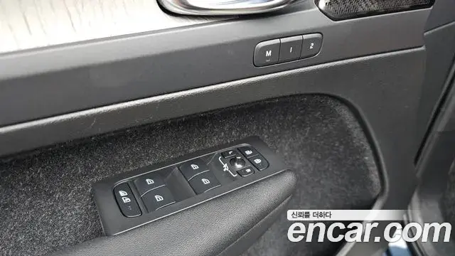 Volvo XC40 2020 — Şəkil 21/33