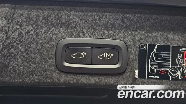 Volvo XC40 2020 — Şəkil 31/33