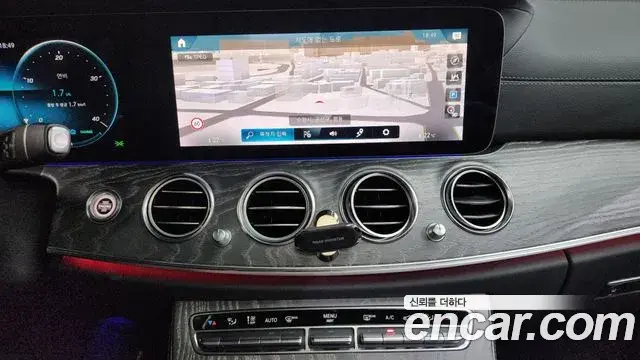 Mercedes-Benz E-Class 2021 — Photo 26/36