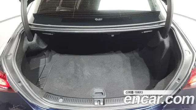 Mercedes-Benz E-Class 2021 — Photo 9/36