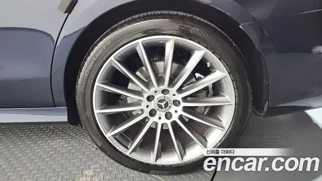 Mercedes-Benz E-Class 2021 — Photo 13/36