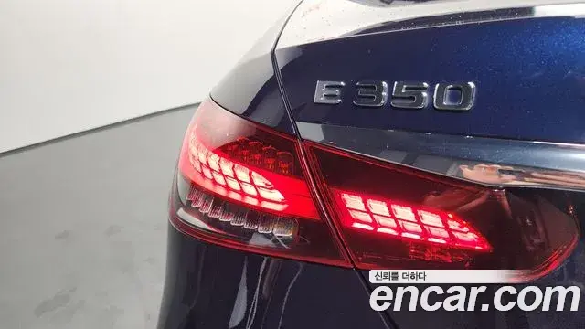 Mercedes-Benz E-Class 2021 — Photo 11/36