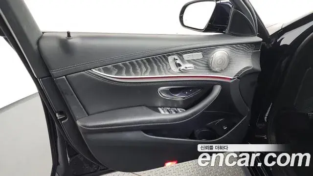 Mercedes-Benz E-Class 2021 — Photo 4/36