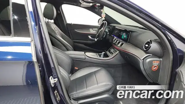 Mercedes-Benz E-Class 2021 — Photo 5/36