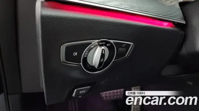 Mercedes-Benz E-Class 2021 — Photo 21/36