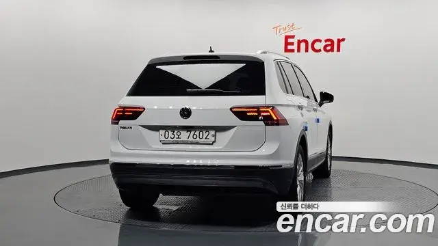 Volkswagen Tiguan 2018 — Şəkil 22/32