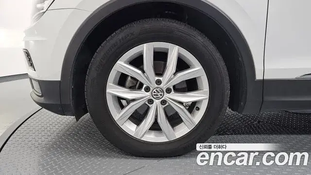 Volkswagen Tiguan 2018 — Şəkil 30/32