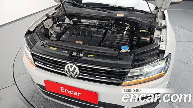 Volkswagen Tiguan 2018 — Şəkil 25/32