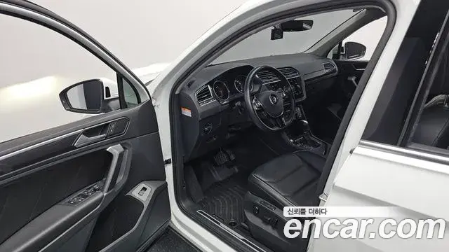 Volkswagen Tiguan 2018 — Şəkil 21/32