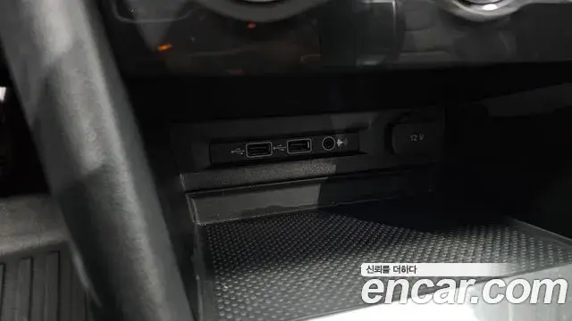 Volkswagen Tiguan 2018 — Şəkil 28/32