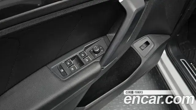 Volkswagen Tiguan 2018 — Şəkil 27/32