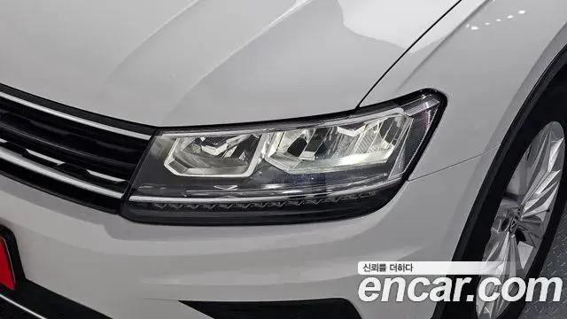 Volkswagen Tiguan 2018 — Şəkil 24/32