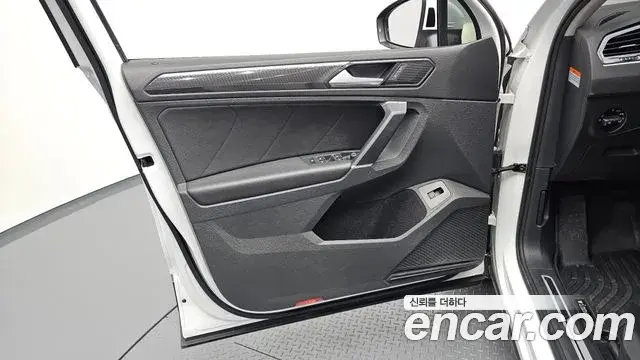 Volkswagen Tiguan 2018 — Şəkil 14/32