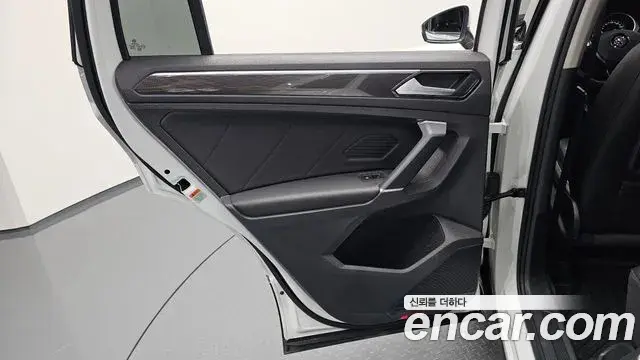Volkswagen Tiguan 2018 — Şəkil 16/32