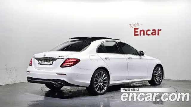 Mercedes-Benz E-Class 2020 — Photo 17/37