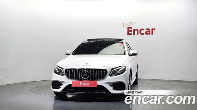 Mercedes-Benz E-Class 2020 — Photo 32/37