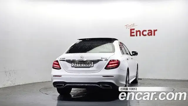 Mercedes-Benz E-Class 2020 — Photo 8/37