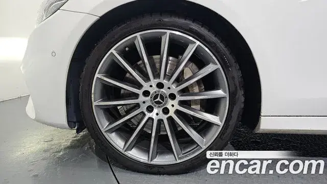 Mercedes-Benz E-Class 2020 — Photo 4/37