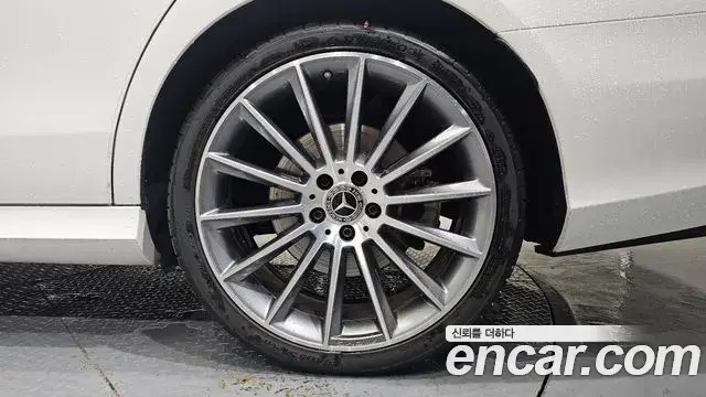 Mercedes-Benz E-Class 2020 — Photo 35/37