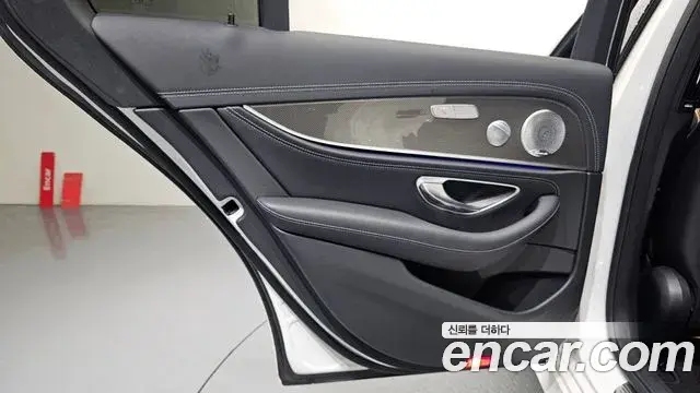 Mercedes-Benz E-Class 2020 — Photo 28/37
