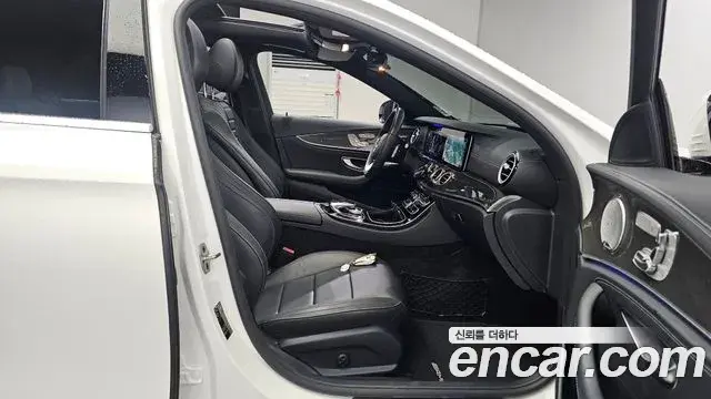 Mercedes-Benz E-Class 2020 — Photo 31/37